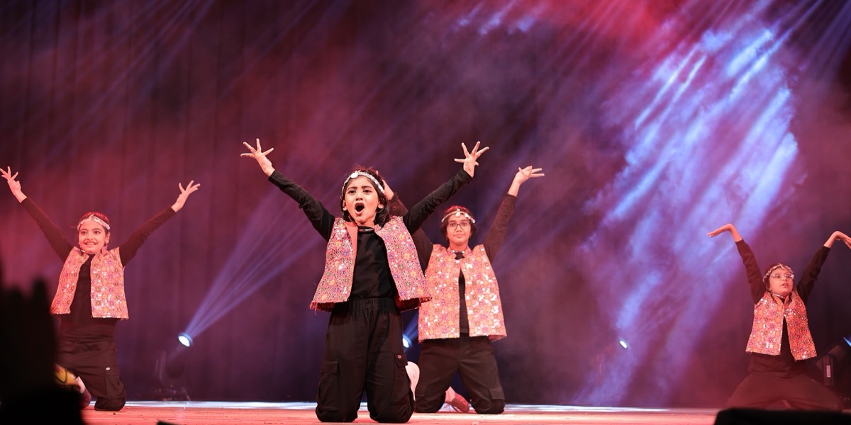 Group finale performance at Twist N Turns Dancing Wonder show